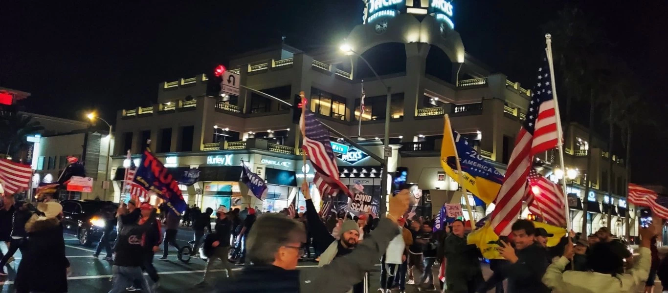 Χιλιάδες στους δρόμους της Καλιφόρνια κατά του lockdown που επέβαλε ο κυβερνήτης των Δημοκρατικών